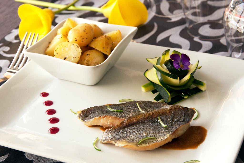 Logis Hotel Restaurant Azalees Tournon-sur-Rhone Exterior foto